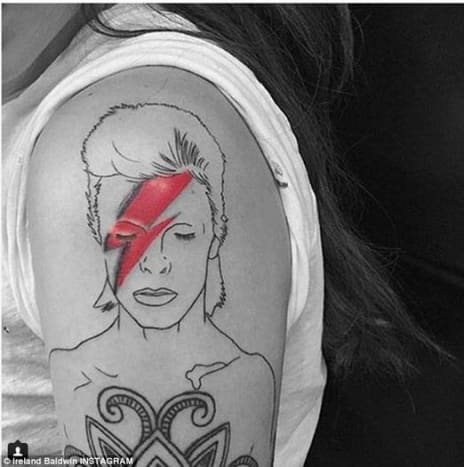 Η Ιρλανδία Baldwin έκανε το δικό της τατουάζ αφιερωμένο στον David Bowie τον Σεπτέμβριο του 2015 και το μελάνι της, που βρίσκεται στον αριστερό της ώμο, ήταν επίσης εμπνευσμένο από το εξώφυλλο του άλμπουμ του τραγουδιστή Aladdin Sane. Σε αντίθεση με το τατουάζ της Lady Gaga όμως, το οποίο είναι εξ ολοκλήρου σε γκρι αποχρώσεις, το black tattoo αφιερώματος της Ιρλανδίας χαρακτηρίζεται από ένα έντονο χρώμα στο κόκκινο κεραυνό που είναι μελανωμένο στο πρόσωπο του Μπόουι.