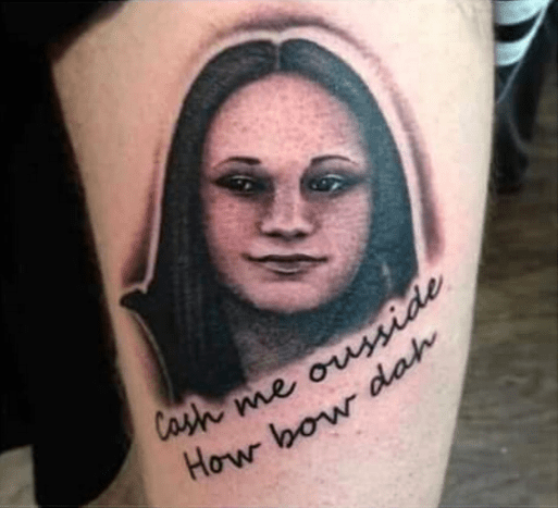 Ένα μαύρο και γκρι τατουάζ πορτρέτου περιλαμβάνει ακόμη και τη διαβόητη φράση της ακριβώς κάτω από αυτό.
