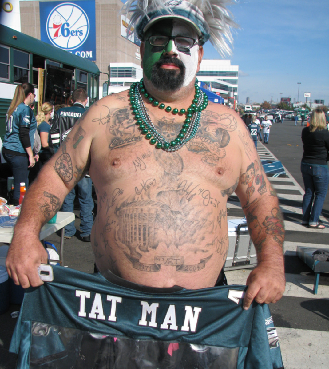Philadelphia Eagles Superfan, Superfan, Philadelphia Eagles, Tat Man, Chuck Solomon, pään tatuointiideat, pään tatuointi, kypärätatuointi, urheilutatuoinnit, urheilutatuointiideat, muokattava jersey, super -kulho, super -kulhorengas, kotkien superkulho, Lincoln Financial Field, muste mag