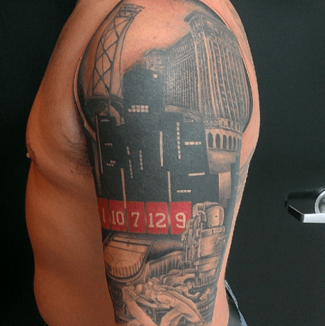 Tattoo af Jimmie Hayes. Dette stykke blander Detroit -skyline med Joe Louis Arena, hjemsted for NHL's Detroit Red Wings.