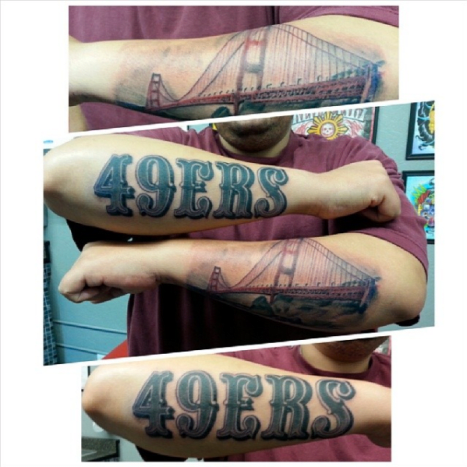 Tatovering af Jason Rios. Et andet stykke løber på tværs af begge arme for at omfatte San Franciscos Golden Gate Bridge og 49ers -logoet.