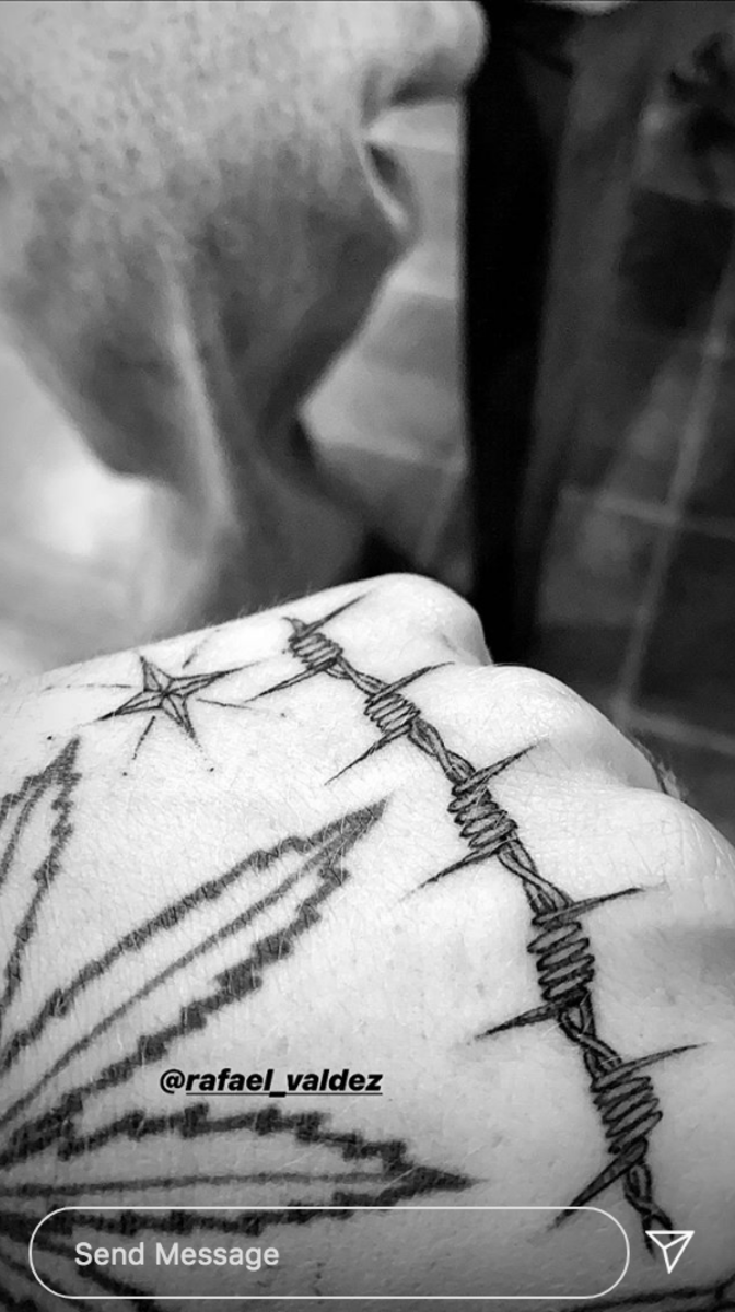 Presley Gerbers tatovering af pigtråd af Rafael Valdez