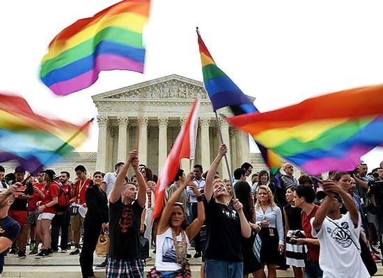 Φωτογραφία μέσω RollingStoneMassachuttes έγινε η πρώτη πολιτεία το 2004 που επέτρεψε στα ομοφυλόφιλα ζευγάρια να εισέλθουν στην ένωση της αγάπης. Το 2015, το Ανώτατο Δικαστήριο νομιμοποίησε τους γάμους ομοφυλοφίλων και στις 50 πολιτείες. Πριν από αυτό, οι γάμοι ομοφυλοφίλων αναγνωρίζονταν σε 37 πολιτείες, συμπεριλαμβανομένης της Περιφέρειας της Κολούμπια. Αυτό ήταν ένα μακρύ ταξίδι, που περιελάμβανε πολλή αντιπαράθεση, προώθηση και κατάκτηση ψήφων. Ένας συγκεκριμένος συνήγορος, ο Evan Wolfson ξεκίνησε