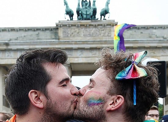 Foto via Public Radio International I 2017 sluttede det normalt liberale land mod homoseksualitet sig endelig i bevægelsen og legaliserede ægteskaber af samme køn. Det blev det 15. land i Europa, der tillod par af samme køn at blive gift.