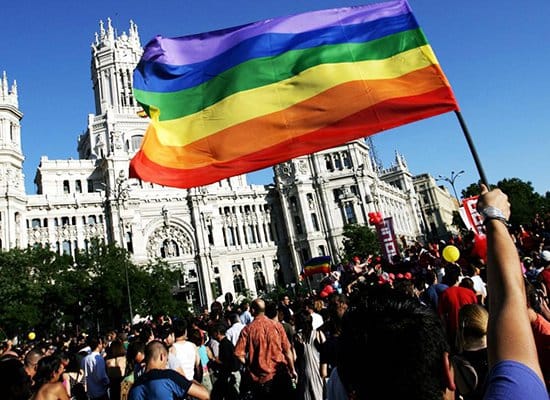 Φωτογραφία μέσω VoaIn 2005, η Ισπανία ψήφισε νόμο που επιτρέπει την ίδρυση ομοφυλοφιλικών ενώσεων.