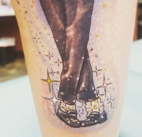 Φωτογραφία: Instagram. Υπάρχουν επίσης αστέρια μελανωμένα γύρω από τα πόδια του αείμνηστου τραγουδιστή, τα οποία είναι διακοσμημένα με λευκές κάλτσες και μαύρα παπούτσια.