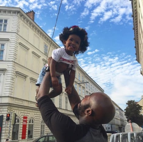 Φωτογραφία: Freddie Gibbs/Instagram Ο Gibbs είναι προφανώς αφοσιωμένος στην κόρη του και μέχρι την περασμένη εβδομάδα, ο λογαριασμός του ράπερ στο Instagram είχε μία μόνο φωτογραφία, μια γλυκιά εικόνα του Gibbs να σηκώνει μια χαμογελαστή Irie στον ουρανό. Σε μια συνέντευξη στο NPR’s Microphone Check το 2016, ο Γκιμπς μίλησε για τις αλλαγές που έκανε στη ζωή του όταν έγινε πατέρας. «Ξέρετε, το επίπεδο ευθύνης σας πρέπει σίγουρα να αυξηθεί όταν έχετε παιδί», είπε ο Γκιμπς στη συνέντευξη.