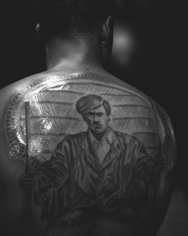 Φωτογραφία: Ο Jun ChaCha είναι επίσης ο καλλιτέχνης που είναι υπεύθυνος για το τατουάζ στο μεγάλο πίσω μέρος του συνιδρυτή του Black Panther, Δρ Huey P. Newton στον Gibbs, το 2011.