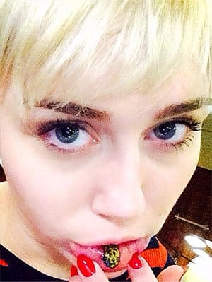 Foto: Instagram. Overraskende nok er tatoveringer inden i læben ikke så usædvanlige, selvom de virker som om de ville være utroligt smertefulde, og ved permanent at farve indersiden af ​​deres mund, slutter Wormley og Switzer sig til nogle af vores foretrukne inked-up. kendte personer. Miley Cyrus fik en tatoveret kat tatoveret på læben.