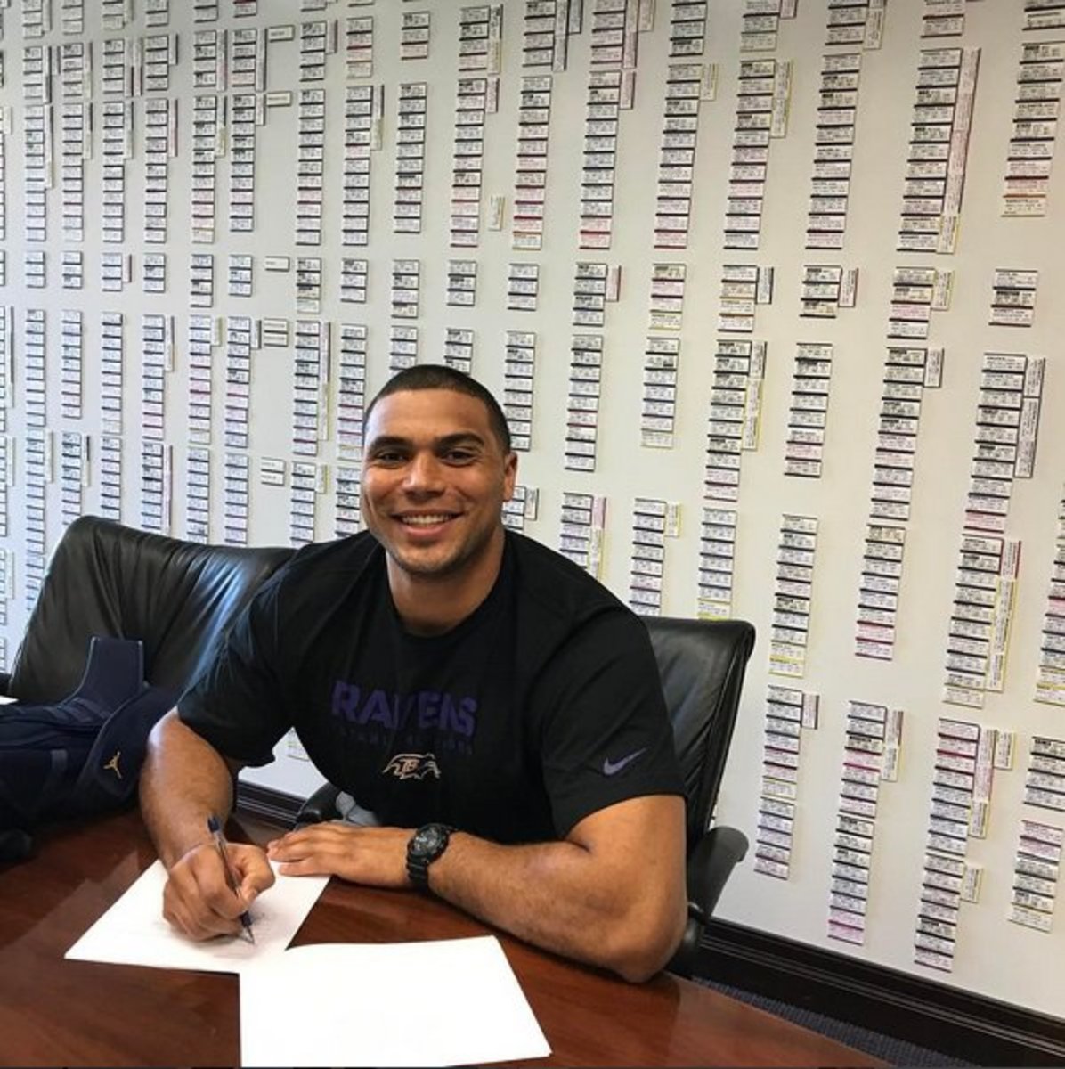 Ο αρχάριος της Baltimore Ravens, Chris Wormley, υπογράφει το συμβόλαιό του. Φωτογραφία: Instagram.
