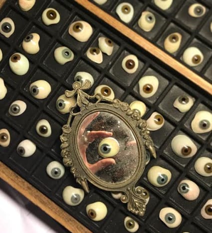 Μια εξαιρετική συλλογή από vintage γυάλινα μάτια ιατρικής ποιότητας από το Oddball Oddity!