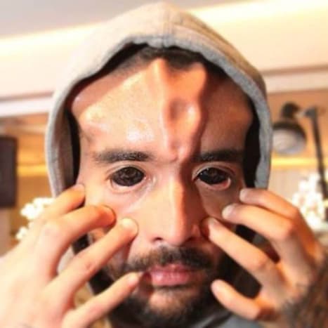 Et godt overblik over Rodriguez 'tatoverede øjne.