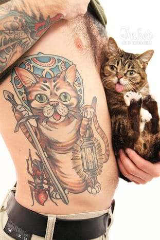 Η Lil Bub και ο μάγκας της, Mike Bridavsky, επισκέπτονται το Inked Office στη Νέα Υόρκη. Ο Bridavsky δείχνει το τατουάζ του Lil Bub.