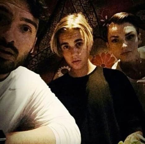 Tidligere på aftenen lagde Rose et billede op af sig selv, Bieber og John Shahidi med billedteksten, 
