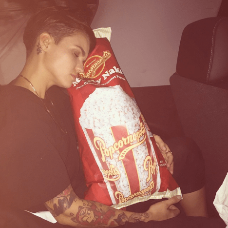 Ruby Rose med pose popcorn