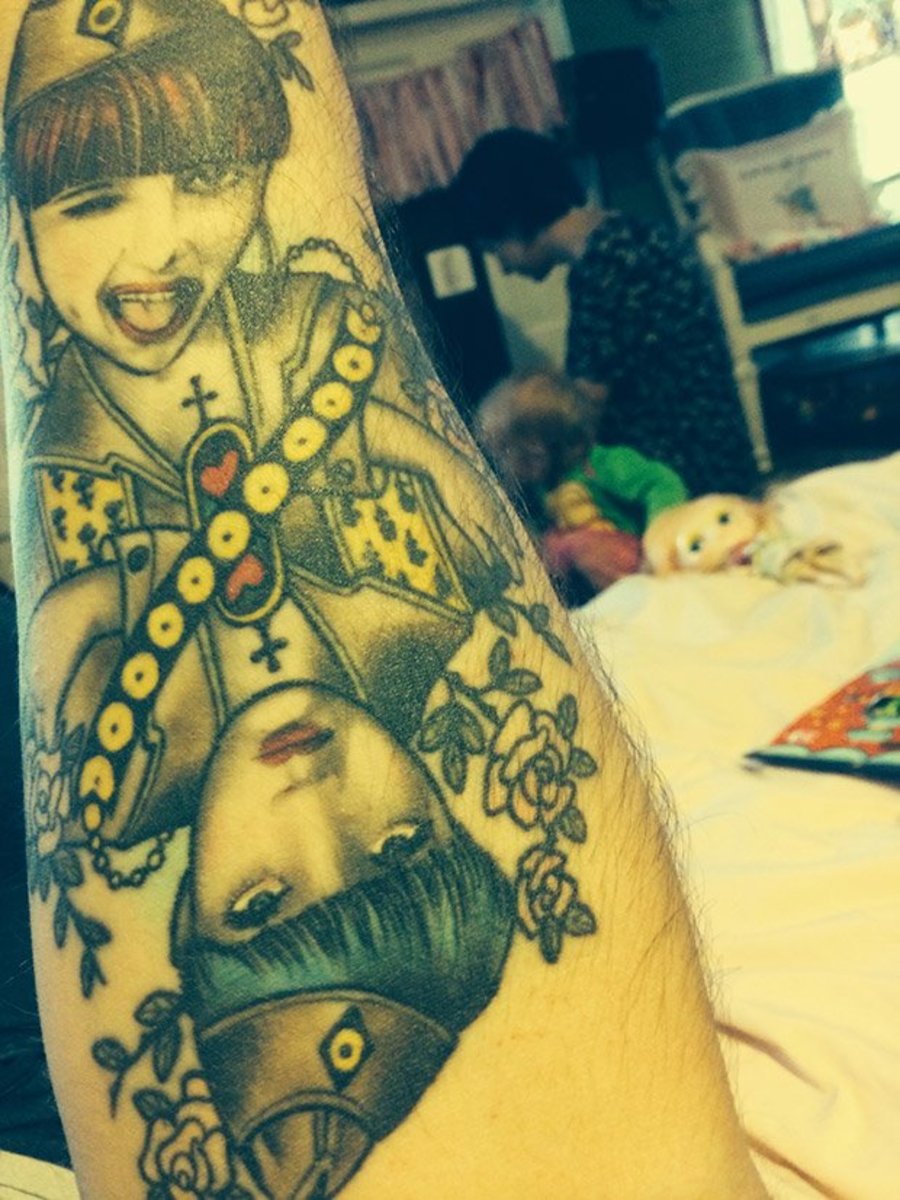 Bemis & apos; αντιβράχιο τατουάζ της γυναίκας του.