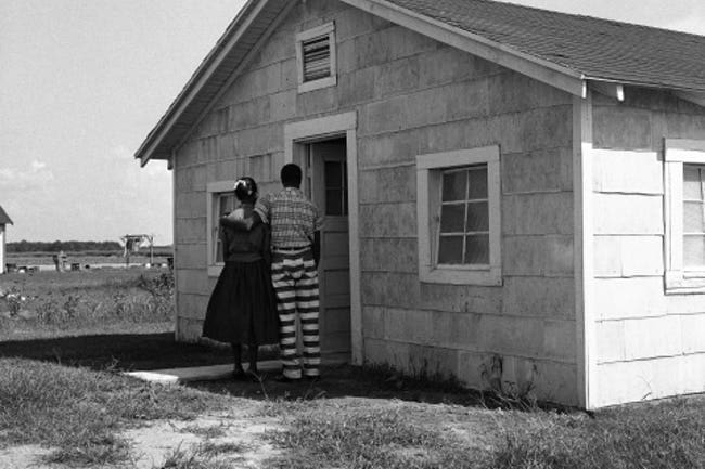 Foto via Tumblr Mississippi statsfængsel i begyndelsen af ​​1920'erne var det første fængsel, der etablerede ægteskabelige besøg. James Parchmen var fængselsbetjent og en frygtelig racist. Han gjorde fængslet til en arbejdende plantage og havde til hensigt at lægge arbejdsbyrden på sine afroamerikanske mandlige fanger. Parchmen mente, at sorte mænd var animalistiske sexmonstre og betalte prostituerede for at komme og have sex med de indsatte hver søndag. Han mente, at dette ville motivere dem til at arbejde endnu hårdere. I 1930'erne begyndte Parchman Farm at tillade hvide mandlige fanger at drage fordel af programmet, men det blev omtalt som en