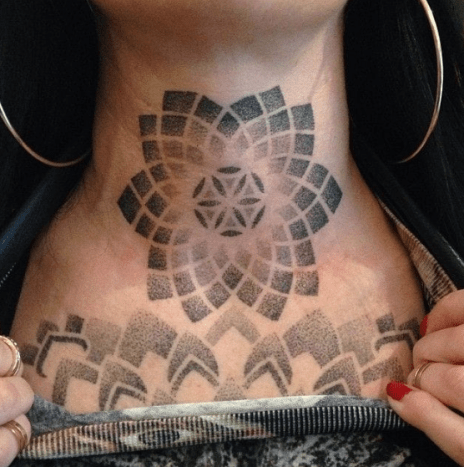 Tatuointialalla taiteilijoilla on oikeus kieltäytyä asiakkaista, jotka ovat liian nuoria tai tatuoimattomia tiettyihin tatuointeihin. Jos taiteilija uskoo, että tatuointi voi olla haitallista jonkun tulevaisuudelle, hän yleensä hylkää asiakkaan, vaikka se tarkoittaa sitä, että hän poistuu maksavasta asiakkaasta.