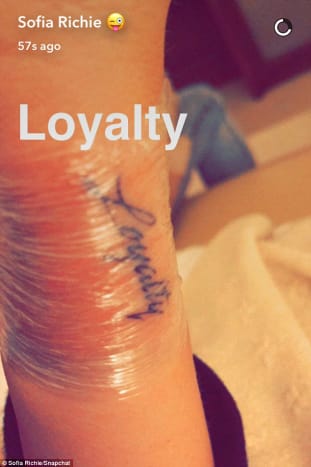 (Φωτογραφία: Sofia Richie/Snapchat) Για τα περισσότερα τατουάζ της, η Richie έχει αντλήσει έμπνευση από την οικογένεια και την πίστη της, και αυτό το νέο τατουάζ στον καρπό δεν αποτελεί εξαίρεση. Τα αγαπημένα της πρόσωπα σημαίνουν τα πάντα για αυτήν και η 18χρονη προφανώς αισθάνεται τεράστια πίστη απέναντί ​​τους. Αν και αυτό το τατουάζ 