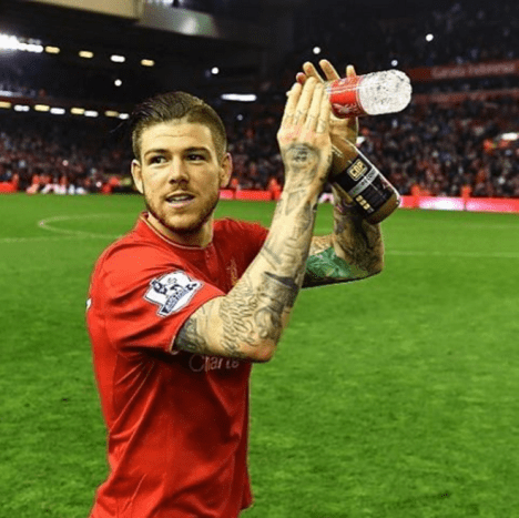 Alberto Moreno esitteli tatuointeja käsivarsillaan Liverpoolin viime vuoden kotipelin aikana. Kuva: Alberto Moreno/Instagram. Liverpoolin puolustaja on ilmeisesti ainutlaatuisten tatuointien fani, ja vaikka hänen musteelleen valitsemansa teemat ovat epätavallisia, niitä on kutsuttu kaikesta hämmentävästä aivan 