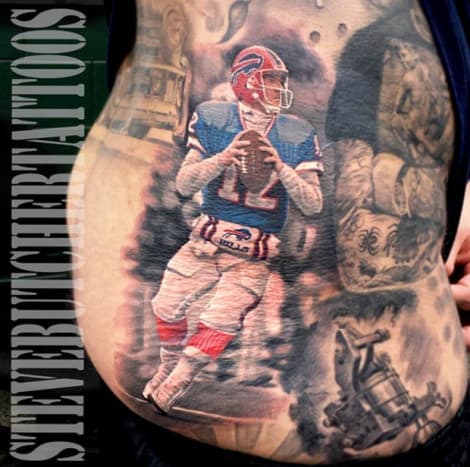 Ο Butcher δεν κολλάει πάντα στο ΝΒΑ. Αυτό το τατουάζ Jim Kelly φέρνει στο νου τη δυναστεία που σχεδόν ήταν.