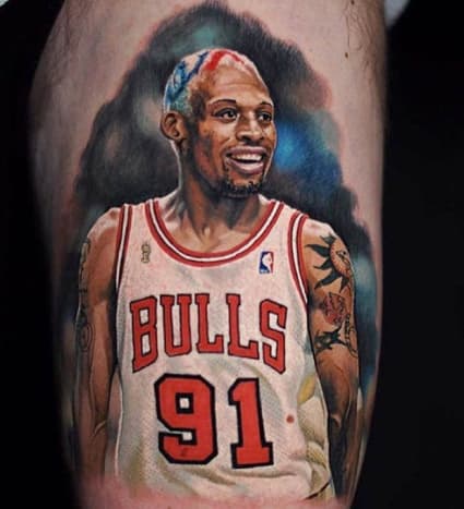 Tatuoinnit tatuointeihin! Dennis Rodman oli yksi ensimmäisistä NBA -tähdistä, jotka rokkasivat tonnia mustetta, joten on vain sopivaa nähdä hänet tatuointimuodossa.