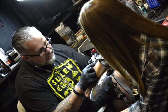 (Φωτογραφία: Star City Tattoo and Arts Expo) Για τη φετινή συγκέντρωση, το Star City Tattoo and Arts Expo θα παρουσιάσει πάνω από 130 καλλιτέχνες από όλο τον κόσμο κάτω από μια στέγη - με μεγάλα ονόματα όπως οι Carl Grace, Pete Terranova, Placaso, Jade Baxter και Joey Το τατουάζ είχε προγραμματιστεί να παρευρεθεί, μεταξύ πολλών άλλων ταλαντούχων σφεντόνων μελανιού.