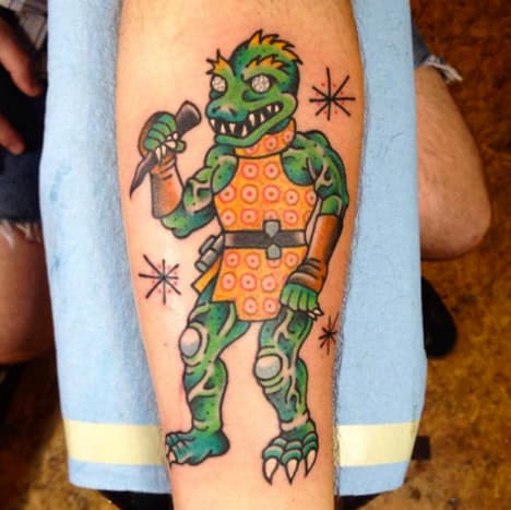 Gorn näyttää siltä, ​​että hän on enemmän rokkaamassa kuin taistelemassa tässä Thomas Fernandezin tatuoinnissa.