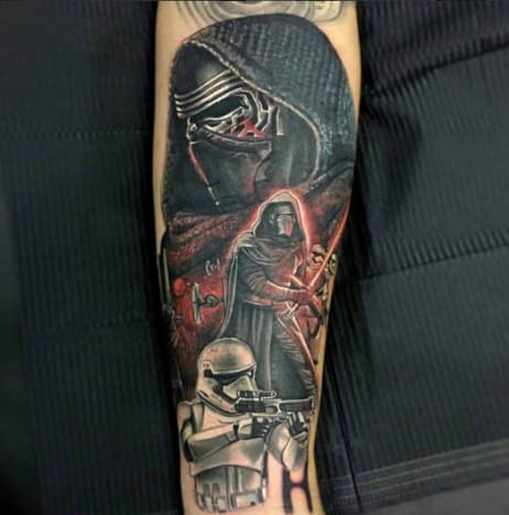 Mitä tulee Star Wars -tatuointeihin, Chris Jones on kaverisi. Hän osoittautuu hämmästyttävimmäksi popkulttuuriin liittyväksi musteeksi tällä puolella Endoria. Kylo Ren näyttää täällä aivan mahtavalta.
