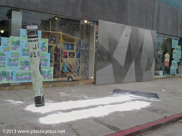 Yksi LA: n muodikkaimmista ostosalueista osui yön yli jättimäiseen kokaiiniteemaiseen installaatioon. 12 metriä pitkät kokaiinirivit ja 7 jalkaa korkea 100 dollarin seteli sekä platinalainen American Express -kortti - uudelleennimetty 
