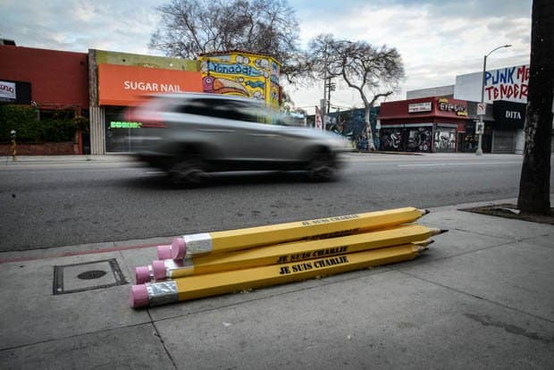 Je Suis Charlie - Kunnianosoitus Pariisin terrori -iskuissa kuolleille on ilmestynyt LA: n kaduille. 1,8 m pitkien lyijykynien kasaan on kirjoitettu nyt kuuluisa teksti 