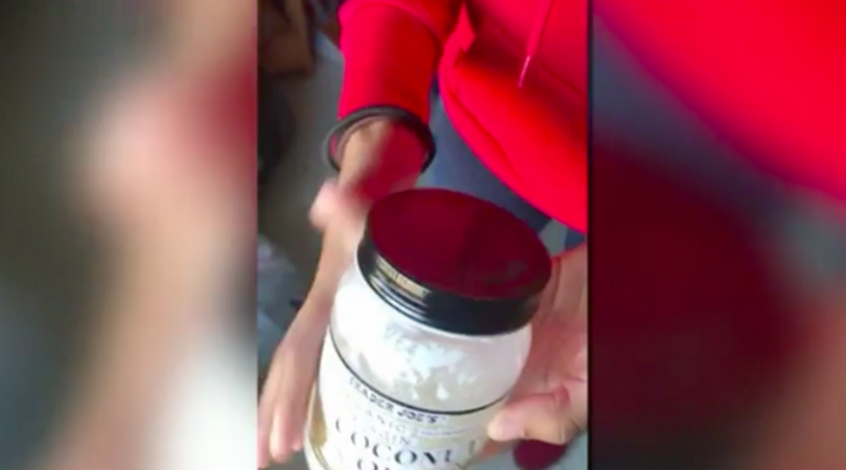 En Snapchat -video, der blev sendt på en lokal Fox News -kanal, viste Brochu åbne Rowes krukke kokosolie med den hensigt at spytte i den.