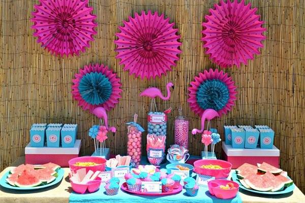 Kesäiset syntymäpäiväjuhlat tytöille_trooppinen juhla vaaleanpunaisella flamingo -kierroksella