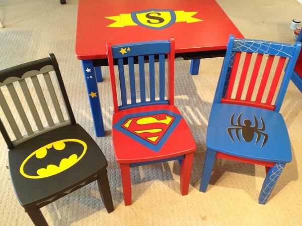 Ζωγραφισμένο τραπέζι με λογότυπο Superhero & amp; Καρέκλες