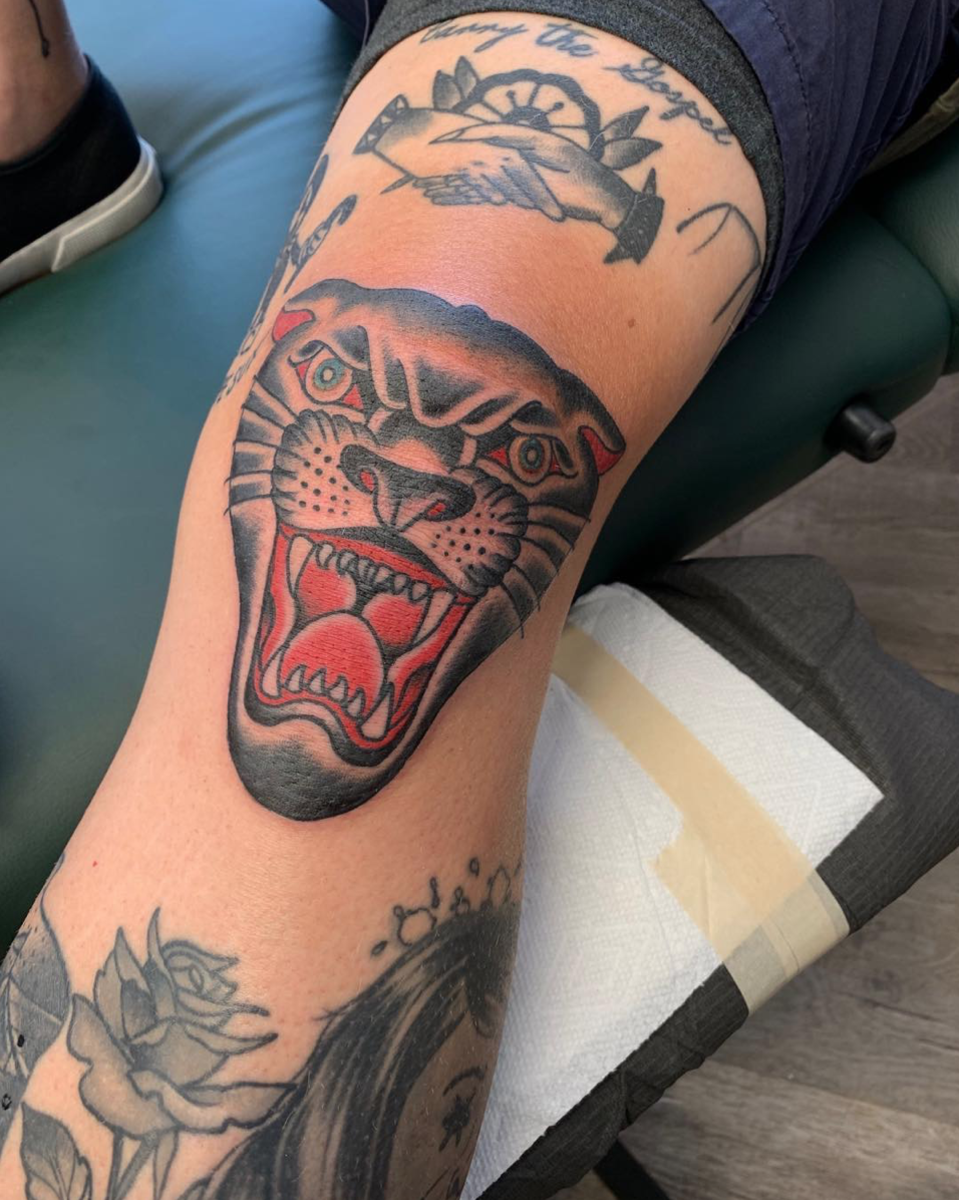 Arons tatovering af knæskallen af ​​Rich Lajoie.