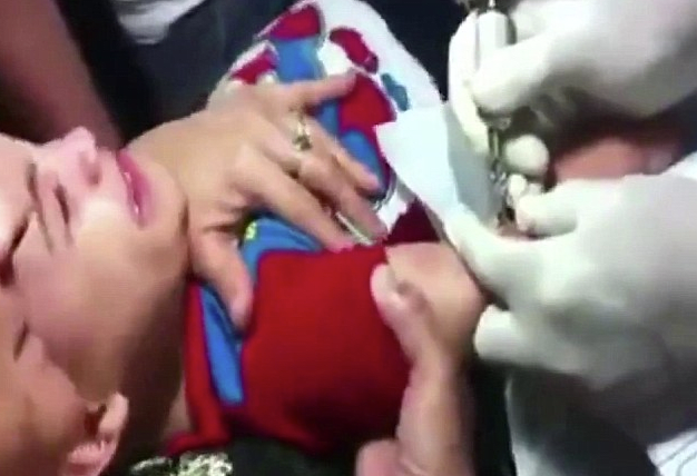 Στη συνέχεια, το 2013, μια μητέρα τραβήχτηκε σε βίντεο να συγκρατεί τον 3χρονο γιο της ενώ του έκαναν τατουάζ. Μερικοί άνθρωποι είναι τόσο άρρωστοι.