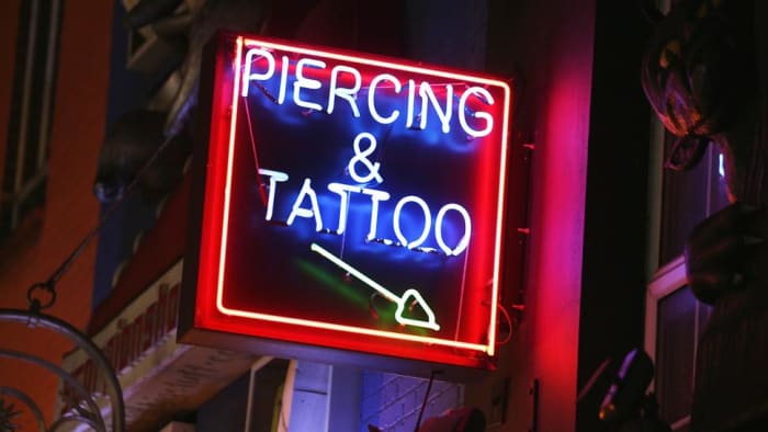 En anonym tatoveringsbutik offentliggjorde for nylig et samspil mellem dem selv og en potentiel kunde på Reddit, der har vundet stor medieopmærksomhed.