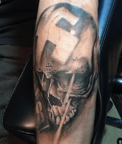 nazistisk hakekors -tatovering
