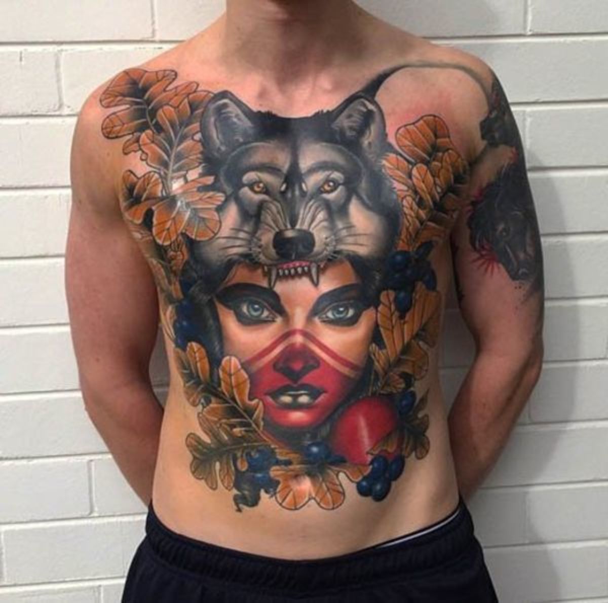 Τατουάζ στο στήθος Ένα ολόσωμο κομμάτι στο στήθος, όπως αυτό του Dan Molloy, είναι σίγουρο ότι θα σας ευχαριστήσει.