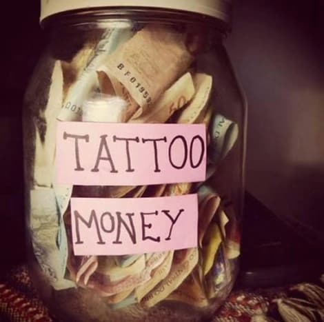 Säästä rahaa uudelle tatuoinnille Kuten olemme aiemmin maininneet, tatuoinnit ovat kalliita, mutta ne ovat myös edeltäjiä. Älä tuhlaa aikaa ja rahaa hankkimalla joukko halpoja tatuointeja, joita katut tai haluat peittää. On kustannustehokkaampaa säästää hyvissä tatuoinneissa, joita et todennäköisesti kadu, koska odotit niitä ja ne tehtiin hyvin. Rahan säästäminen on vaikeaa, mutta lupaamme, että odotamme kauniita tatuointeja, jotka kestävät koko elämän. On mahdotonta pahoitella erinomaista tatuointia ja maksat vähemmän rahaa pitkällä aikavälillä, jos aloitat säästämisen nyt. Puhumattakaan siitä, että voit laajentaa säästötaitojasi tatuointien ulkopuolelle ja hallita rahanhallintaa kokonaisuutena.