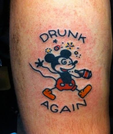 Μην κάνετε μια απόφαση για τατουάζ με μεθυσμένο τρόπο. Παρόλο που οι κανόνες του τατουάζ περιορίζουν τους καλλιτέχνες να κάνουν τατουάζ μεθυσμένους πελάτες, αυτό δεν εμποδίζει τους ανθρώπους να αποκτήσουν νηφάλια μια ιδέα που είχαν όταν ήταν υπό την επήρεια. Καταλαβαίνουμε ότι πιθανώς πιστεύατε ότι η γάτα που οδηγούσε μονόκερο ήταν ξεκαρδιστική όταν ήσασταν ψηλά, αλλά δώστε στον εαυτό σας μερικές εβδομάδες πριν φορέσετε αυτό το σχέδιο για πάντα. Όπως ένα όνομα πρώην, δεν θα μπορείτε να σκουπίσετε ένα αυθόρμητο τατουάζ πολύ εύκολα και ανέξοδα.