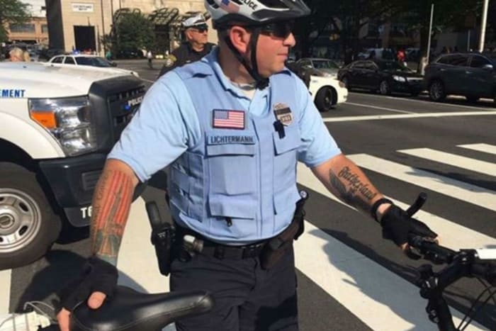 (Ο αστυνομικός της Φιλαδέλφειας anαν Λίχτερμαν μπορεί να θέλει να πάει μια βόλτα στο Southside Tattoos στο εγγύς μέλλον. Απλώς λέγοντας. Φωτογραφία: Evan Parish Matthew/Facebook) Με το πολιτικό κλίμα όπως είναι σήμερα, το οποίο διχάζει την κοινωνία όλο και περισσότερο κάθε μέρα , κάτι τέτοιο είναι ένα φοβερό βήμα προς τη σωστή κατεύθυνση.