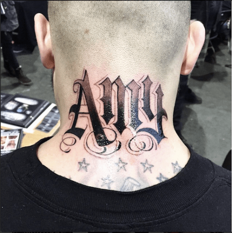 Iso nukkuu Amy -kaulan tatuointikirjoitus
