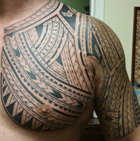 Polynesian tatuointi rinta ja käsivarsi