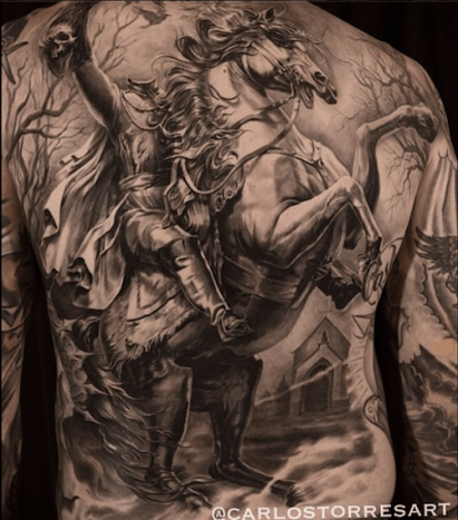 Carlos Torres sort og grå tatovering på ryggen
