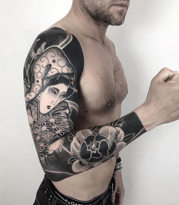 Ιαπωνικό τατουάζ με πλήρες μανίκι σε στυλ blackwork 1