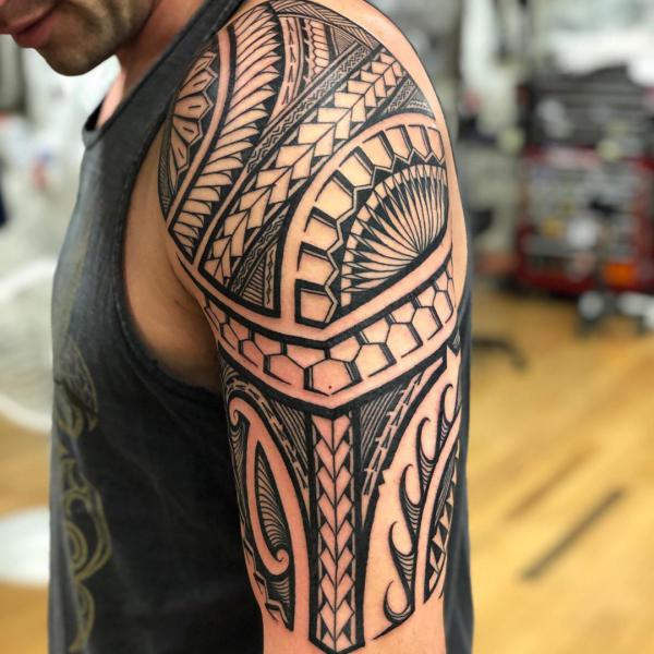 polynesialainen puolihihainen tatuointi