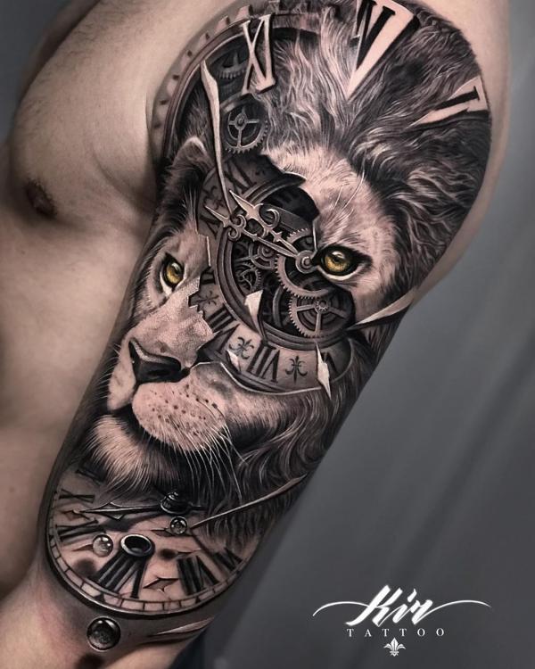 Ρεαλιστικό τατουάζ προσώπου και ρολογιού λιονταριού σε στυλ steampunk
