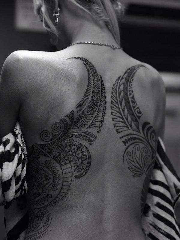 Μαύρο και γκρι φυλετικό τατουάζ στην πλάτη για γυναίκες