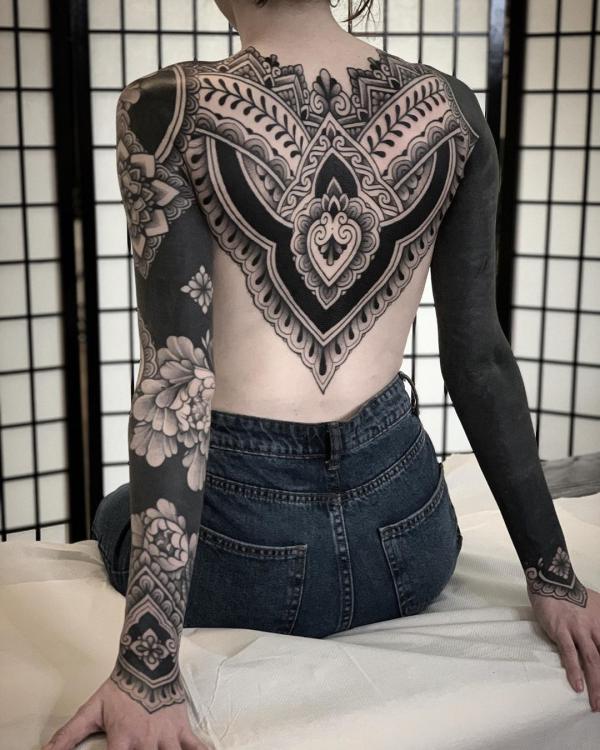 Blackwork täyshihainen ja selän tatuointi